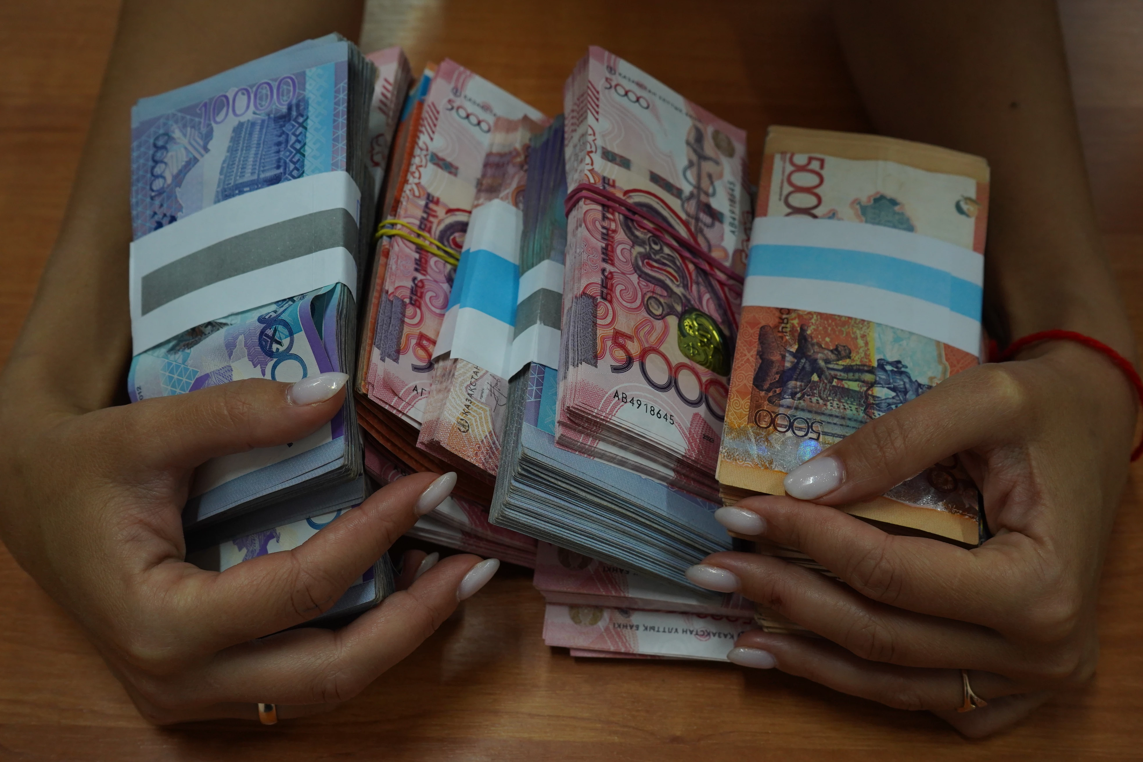 Ақтөбеде бюджет қаражатын жымқырған шенеунік 8 жылға сотталды